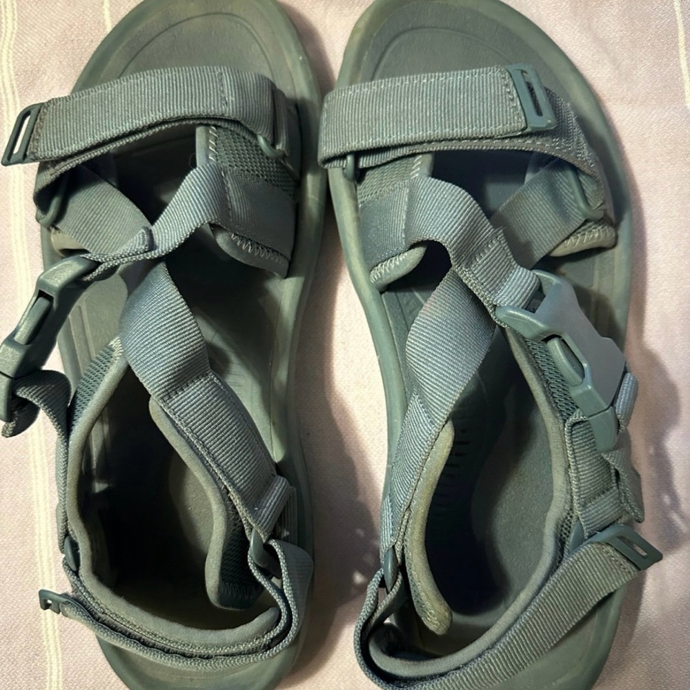 Used Teva’s men’s size 11